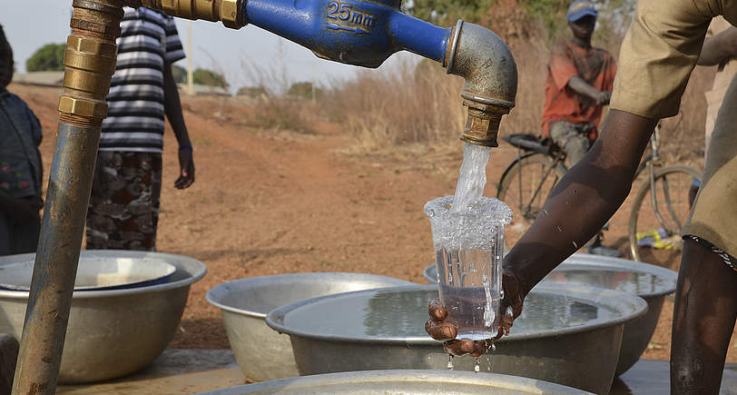 Pollution : L’eau potable à Kinshasa, les couteaux que nous avalons aisément (Tribune de Bertin MBUYA KILABI)