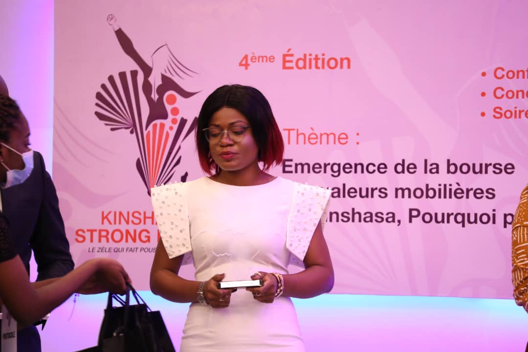 Environnement : Roliane Kayiba primée pour son innovation dans le recyclage des déchets à Kinshasa