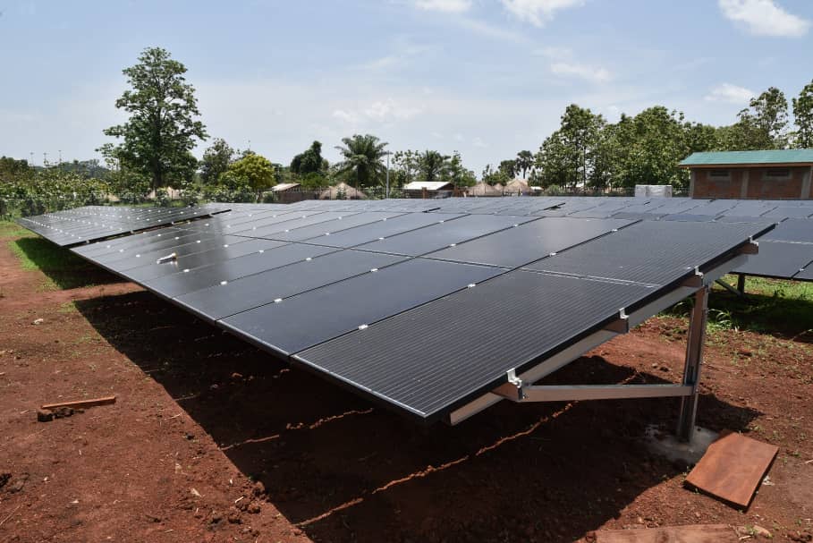 Parc National de la Garamba : le projet d’énergie solaire apporte l’électricité à 14 000 ménages et petites entreprises dans la province du Haut-Uélé, RDC.