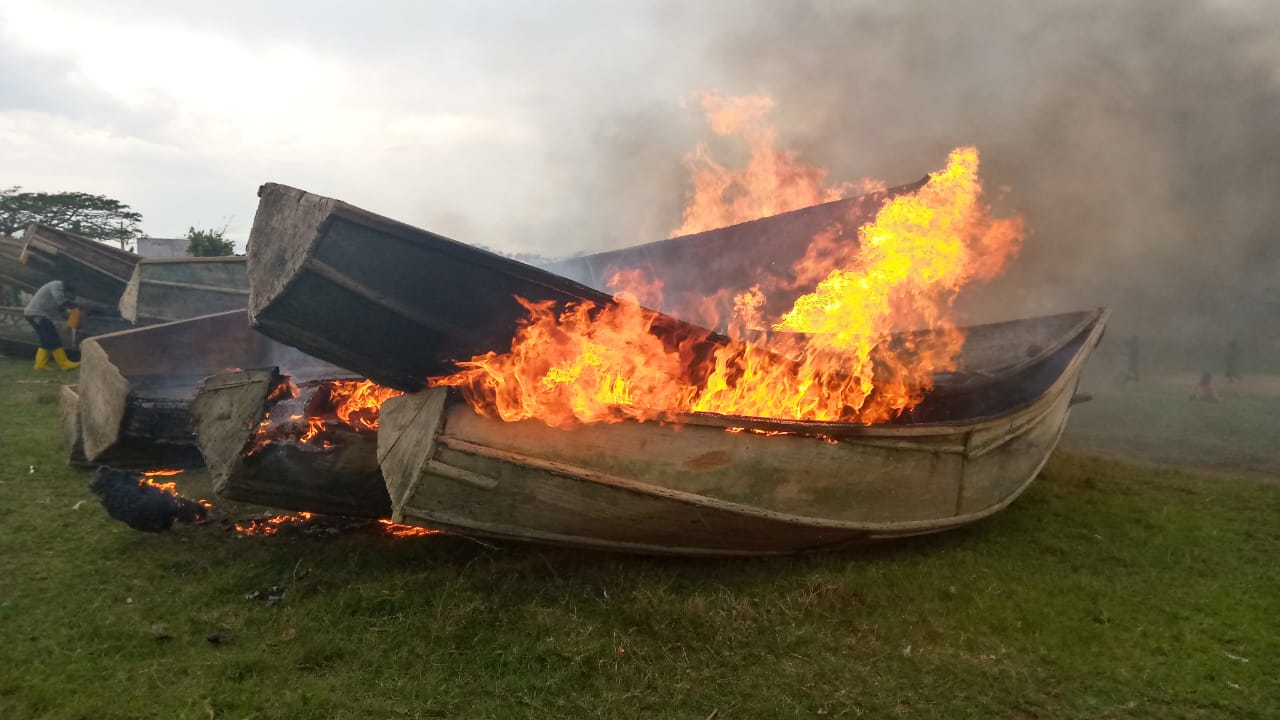 Pêche : 32 pirogues et filets prohibés brûlés à Vichumbi  (Nord-Kivu)