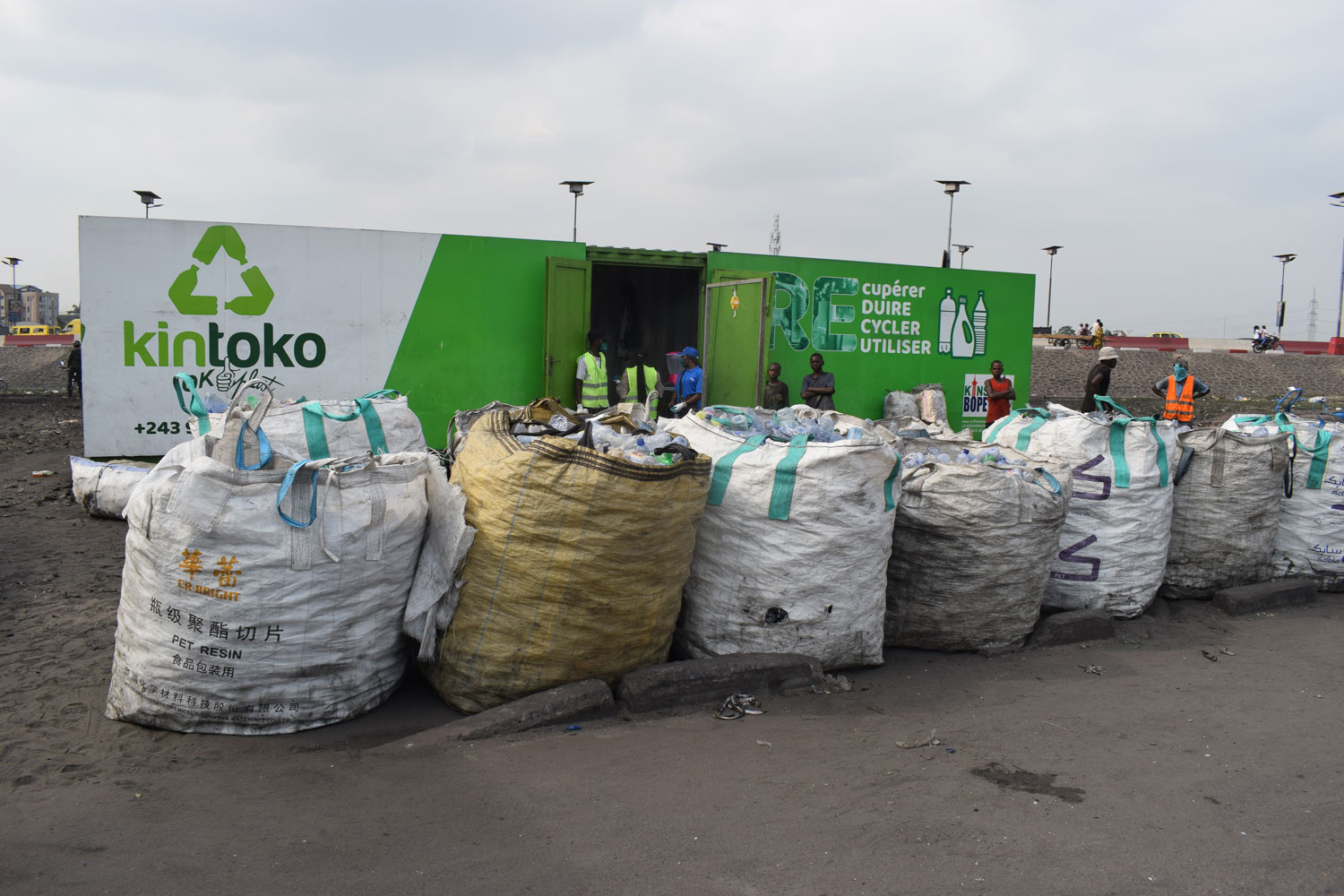 Salubrité : Le projet Kintoko veut doubler sa capacité de collecte des bouteilles plastiques à Kinshasa