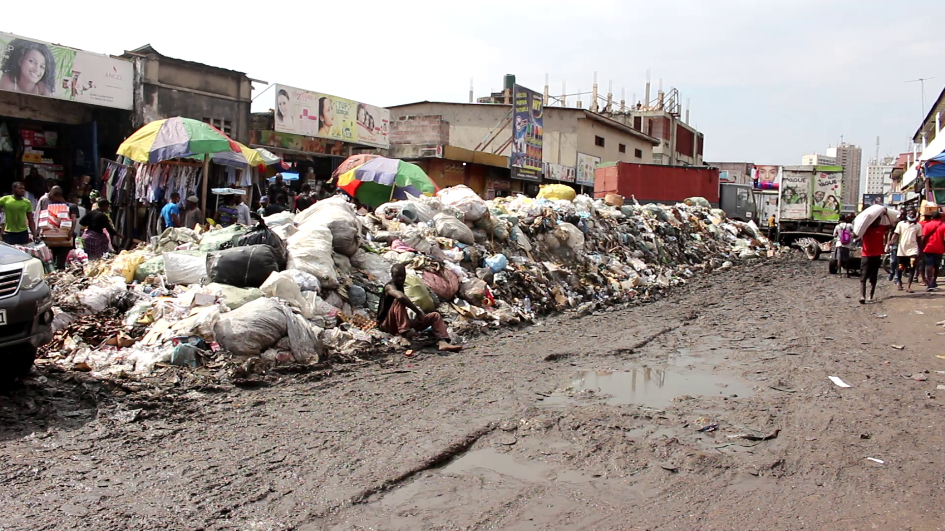 Assainissement : Sur l’avenue Bokassa, une montagne d’immondices a recouvert la chaussée