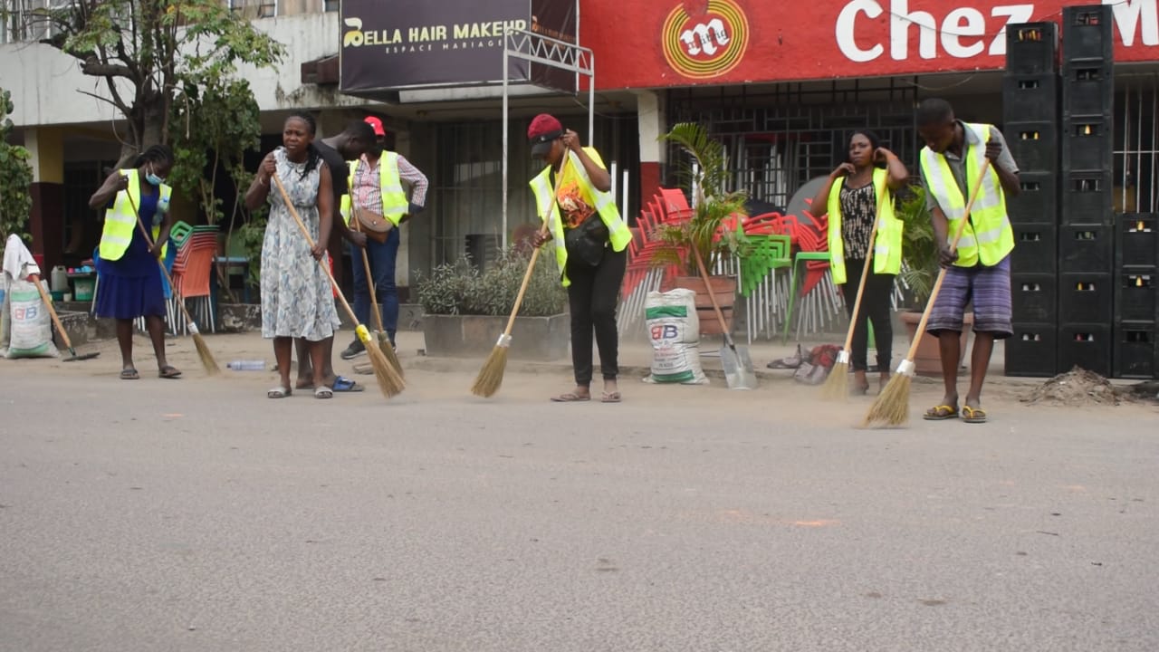 Assainissement : Des jeunes nettoient les chaussées de Kinshasa, mais pour combien temps ?