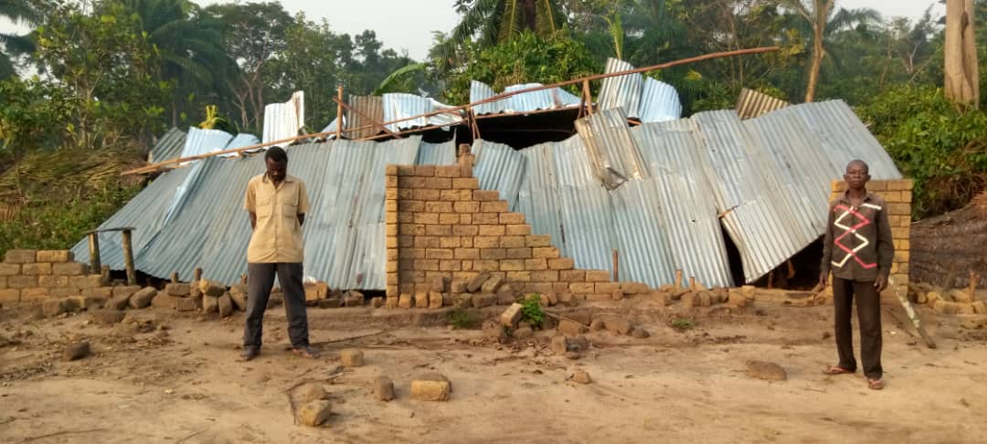 Maï-Ndombe : La pluie emporte les toitures de 49 maisons aux villages Nkolobeke et Nkonde dans le territoire d’Inongo