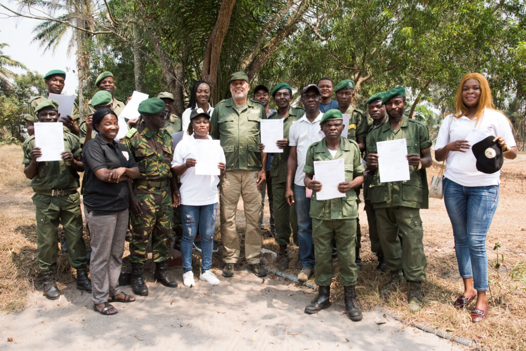 Les écogardes du Domaine de chasse et reserve Bombo Lumene avec leurs lettres de notification. ©Photo, Tonny Nzolamesu