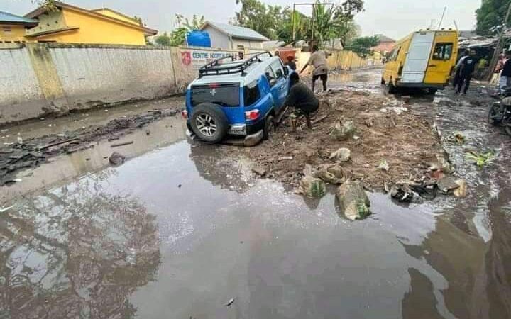 Assainissement : L’eau de la REGIDESO, aggrave la détérioration de la route Lutendele