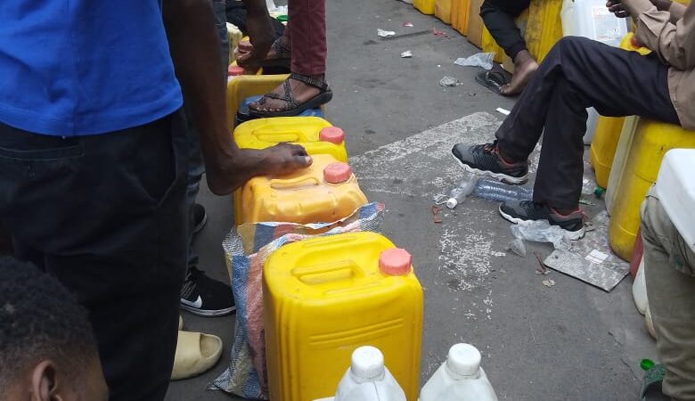 Hydrocarbures : Malgré l’interdiction, l’achat de l’essence en bidon se porte très bien à Kinshasa