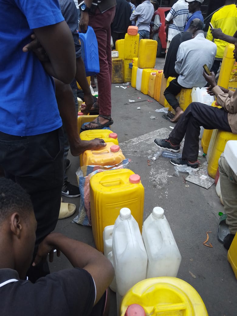 Hydrocarbures : Malgré l’interdiction, l’achat de l’essence en bidon se porte très bien à Kinshasa
