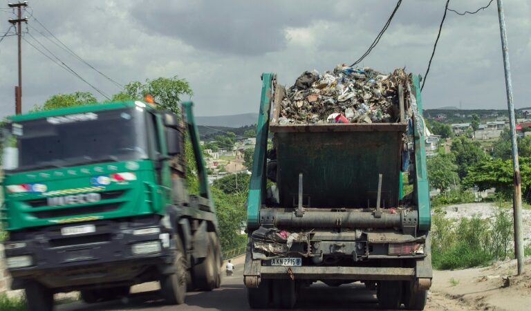 Assainissement : Gérard Mulumba relance les travaux d’évacuation des immondices de Kinshasa