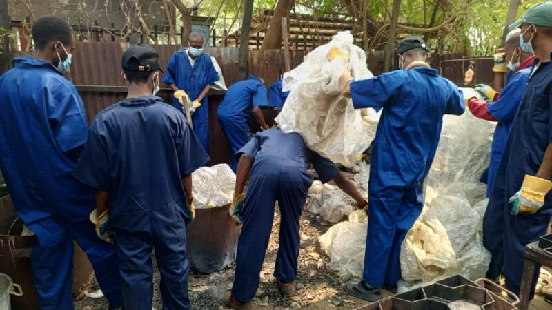 Salubrité : 15 jeunes du projet Mbongwana en formation sur la fabrication des pavés écologiques