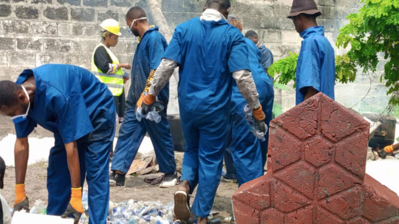 Salubrité : 15 jeunes du projet Mbongwana renforcent leurs capacités dans la fabrication des pavés écologiques