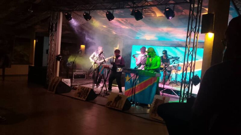 Salubrité : Le groupe musical Kin’Gongolo réinvente la musique congolaise avec des instruments recyclés de Kinshasa