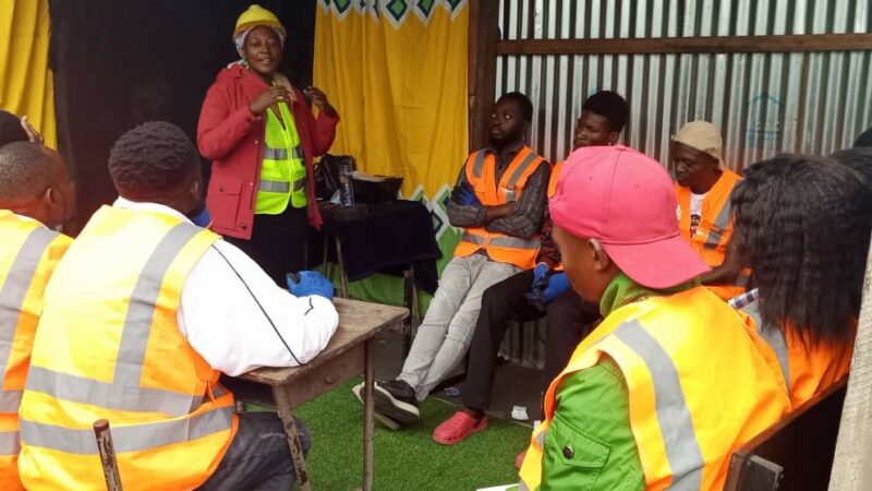 Assainissement : Environews RDC forme les jeunes dans la fabrication de makala écologique pour protéger l&rsquo;environnement