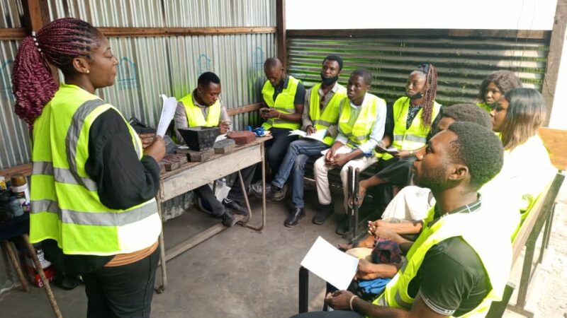 Assainissement : Le projet Mbongwana forme des jeunes à transformer le plastique en pots de fleurs