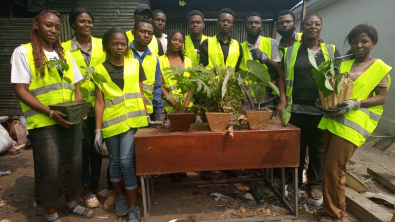 Kinshasa : Des pots de fleurs issus de déchets plastiques, une initiative du projet Mbongwana