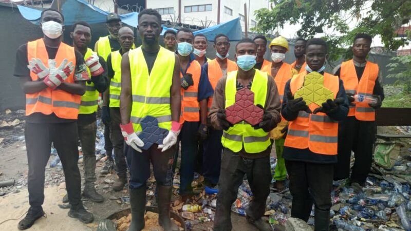 Assainissement : Projet Mbongwana, des jeunes produisent des pavés écologiques pour les maisons communales
