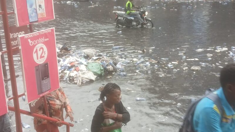 Assainissement : Inondations à la Place de la Victoire, un calvaire total après 30 minutes de pluie