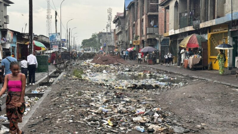 Kinshasa : L’avenue de l’Université, entre agonie routière et désastre sanitaire