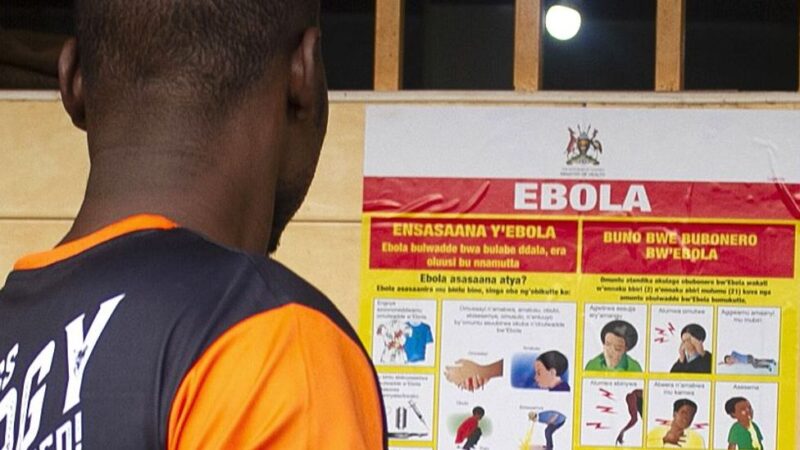Santé : Aucun certificat « sans Ebola » requis en Ouganda pour les voyageurs, sur fond de restrictions jugées « injustes »