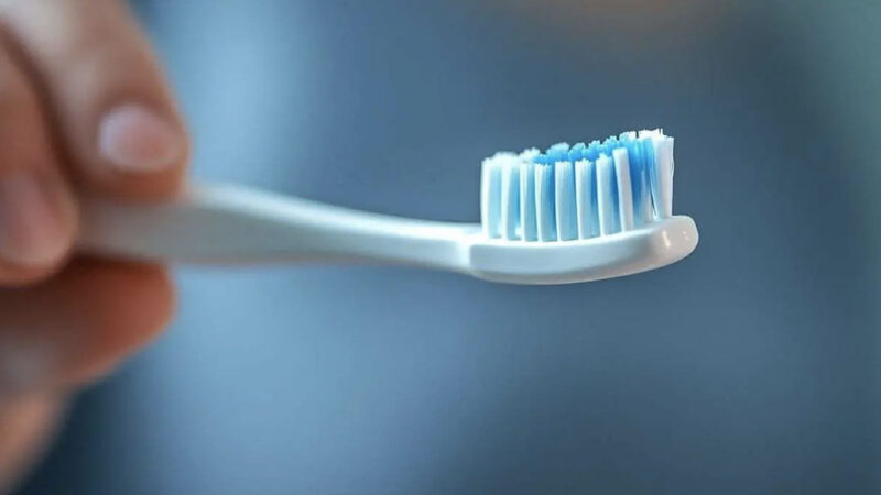 Santé : Brosses à dents, l&rsquo;ennemie invisible de votre santé bucco-dentaire ?