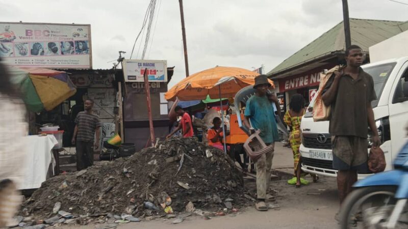 ​Kinshasa : L’avenue Birmanie étouffe entre immondices et anarchie routière