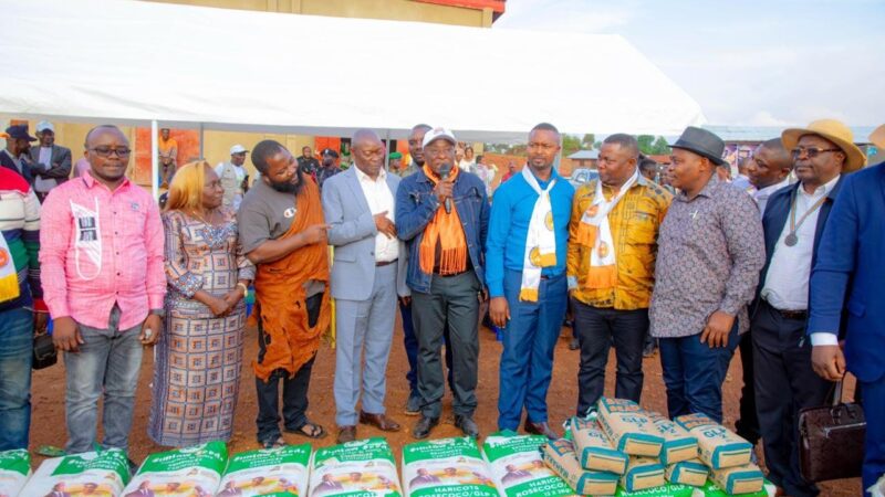Agriculture: Mohindo Nzangi distribue des semences de haricots aux agriculteurs de Butuhe