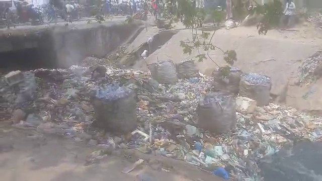 Kinshasa : Sous la montagne de déchets, la rivière Kalamu menace de nouveau d’emporter des vies