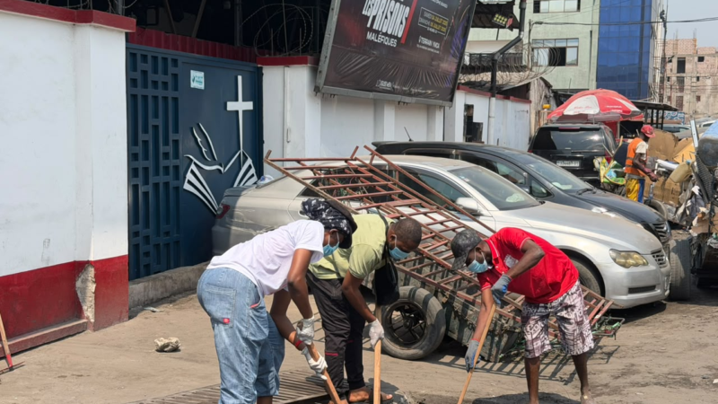 Assainissement : A Kinshasa, l’Église Libérale MERA prêche par l’exemple et assainit son environnement